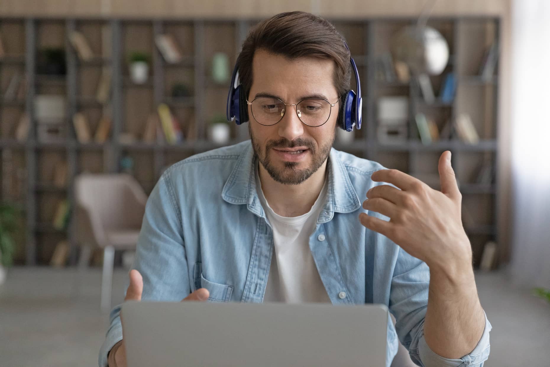 Berater hält Videokonferenz